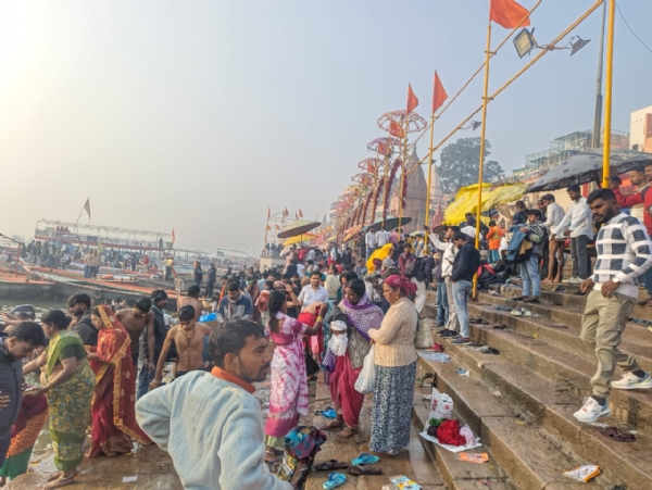 पौष पूर्णिमा पर वाराणसी में गंगा स्नान करते श्रद्धालु