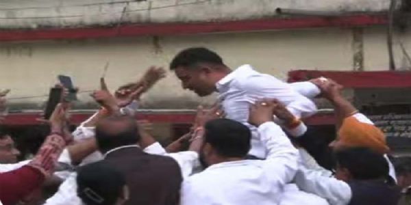 जेल से र‍िहा हुए चेतन्‍य बघेल का स्‍वागत करते कांग्रेस कार्यकर्ता