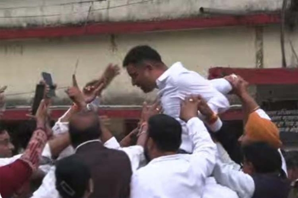 जेल से र‍िहा हुए चेतन्‍य बघेल का स्‍वागत करते कांग्रेस कार्यकर्ता