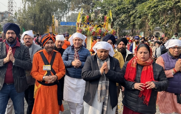 प्रकाश गुरुपर्व पर जम्मू में नगर कीर्तन में शामिल हुए बीजेपी नेता, लंगर सेवा की