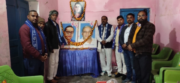 माता सावित्री बाई फुले की जयंती पर श्रद्धासुम अर्पित करते हुए बसपा के लोग