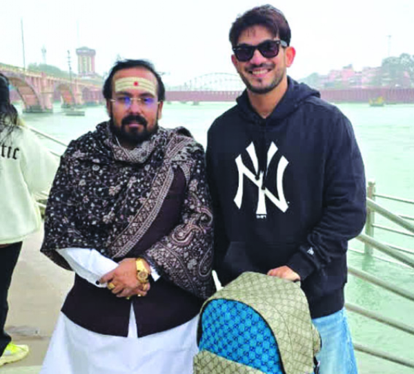 गंगा तट पर तीर्थ पुरोहित उज्ज्वल पंड़ित के साथ  अर्जुन बिजलानी