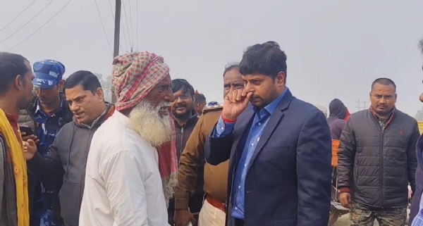 ग्रामीणों से बातचीत करते अधिकारी ग्रामीणों से बातचीत करते अधिकारी