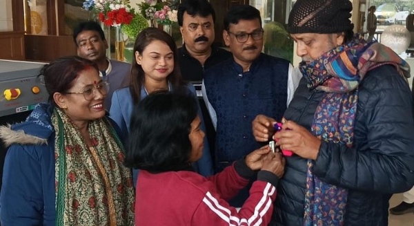 मिथुन चक्रवर्ती को रुपये देती महिला