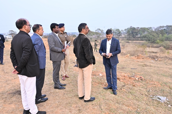 मुख्यमंत्री निरीक्षण करते हुए