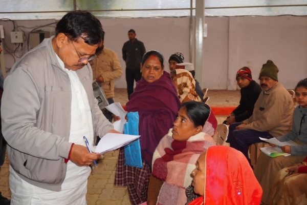 चाचा नेहरू और एमवाय अस्पताल प्रभावितों से ली उपचार की जानकारी