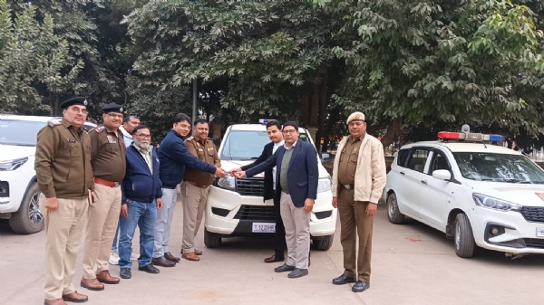 फिरोजपुर झिरका डीएसपी अजायब सिंह मीट फैक्ट्रियों को मैनेजरों से SUV गाड़ी की चाबी लेते हुए फोटो सेशन भी हुआ।
