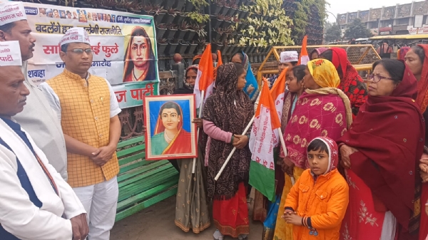 सावित्रीबाई फुले जयंती समारोह में कार्यकर्ताओं को संबोधित करते हुए