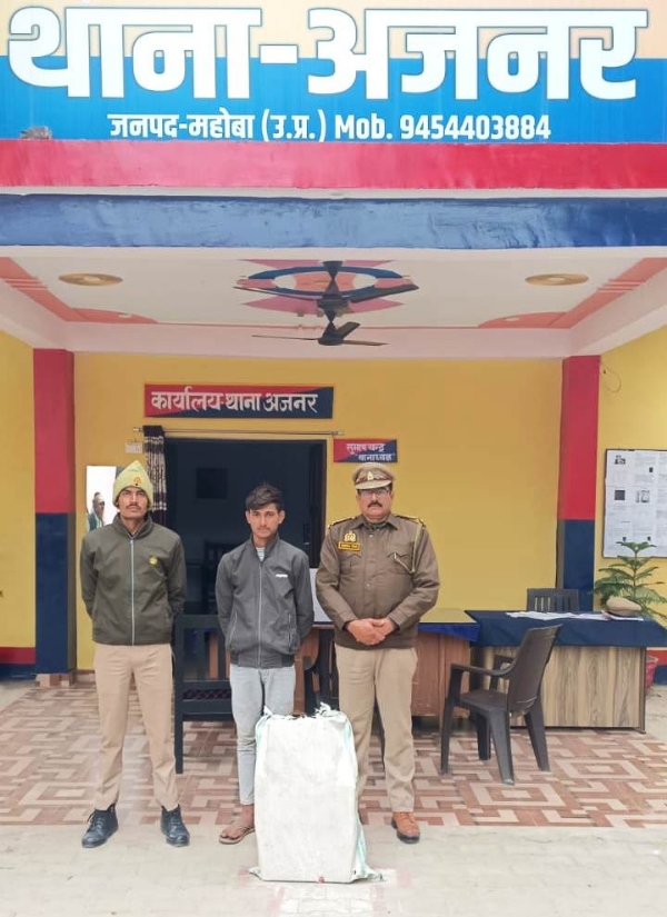 पुलिस की गिरफ्त में आरोपित पुलिस की गिरफ्त में आरोपित