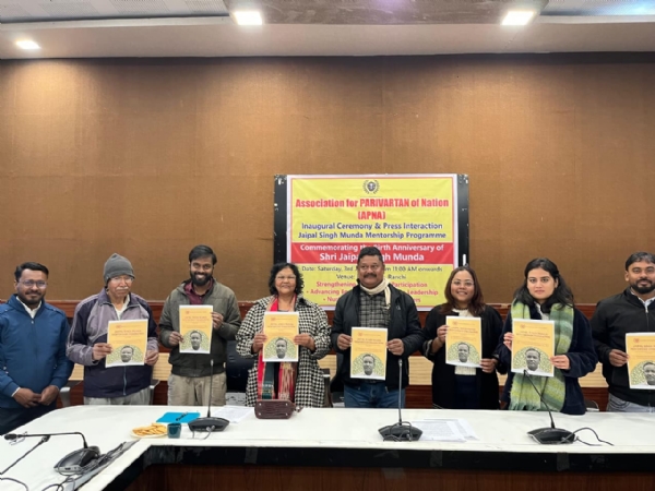 कार्यक्रम की जानकारी देते संस्‍था के पदाध‍िकारियों की तस्‍वीर