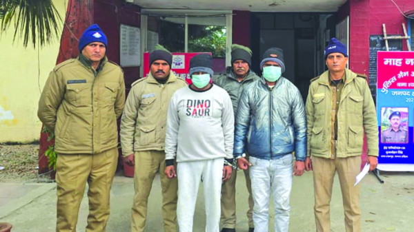 पुलिस गिरफ्त में आरोपित पुलिस गिरफ्त में आरोपित