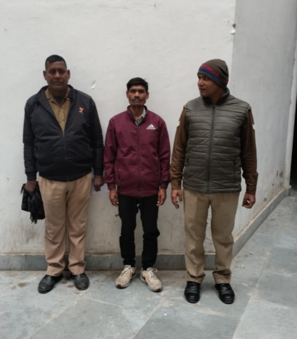 गिरफ्तार गो-तस्कर।