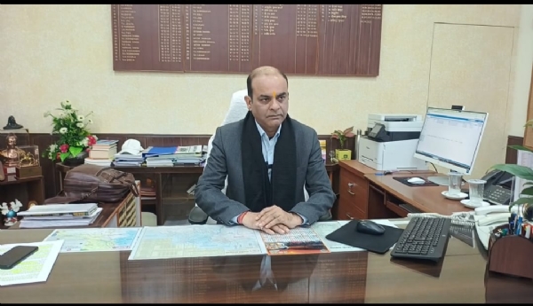 जानकारी देते मंडल रेल प्रबंधक जानकारी देते मंडल रेल प्रबंधक