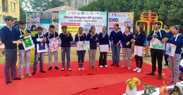 गुरुग्राम में वायु प्रदूषण के प्रति नुक्कड़ नाटक से जागरुक करते बच्चे।