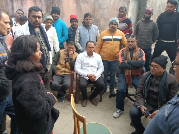 पीड़ित परिवार से मुलाकात करते विधायक सरयू राय