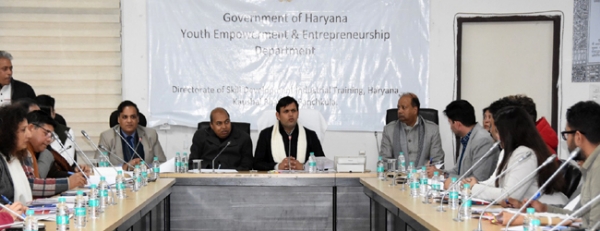 युवा सशक्तिकरण एवं उद्यमिता मंत्री गौरव गौतम अधिकारियों की बैठक लेते हुए