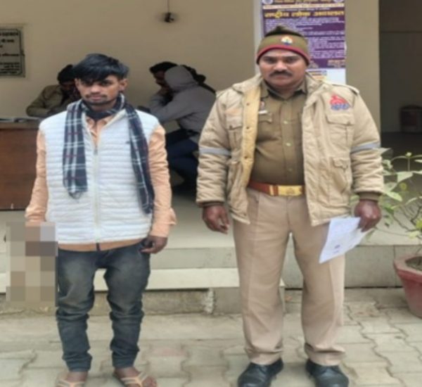 गिरफ्तार आरोपित युवक पुलिस अभिरक्षा में