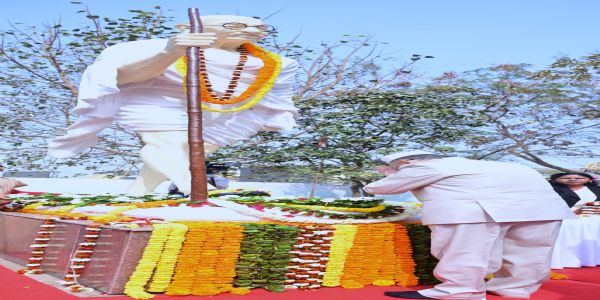 रांची में महात्मा गांधी की पुण्यतिथि पर राज्यपाल और मुख्यमंत्री ने दी श्रद्धांजलि