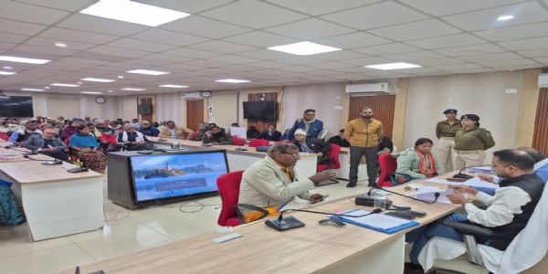 जिलाधिकारी के जनता दरबार में 150 से अधिक मामलों की हुई सुनवाई