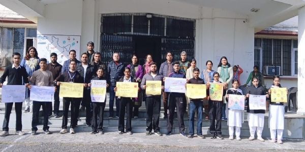 रोड सेफ्टी माह-स्लोगन व पोस्टर मेकिंग प्रतियोगिता के माध्यम से किया जागरूक