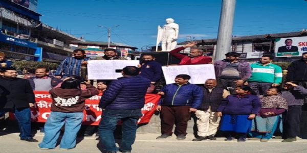 मनरेगा का नाम बदलने के विरोध में माकपा ने गांधीचौक पर किया धरना-प्रदर्शन