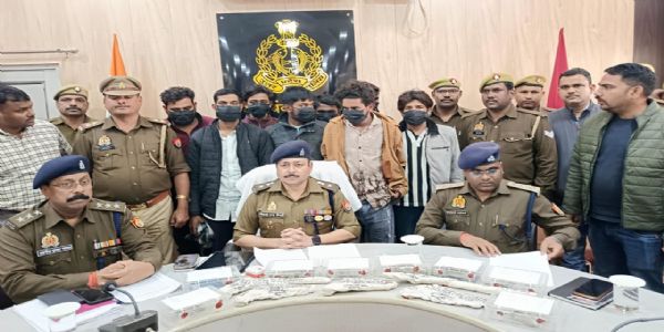 आठ लुटेरों को पकड़ पुलिस ने किया लूटकांड का खुलासा