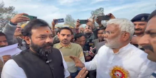 भाजपा विधायक ने रोका स्वतंत्रदेव सिंह का काफिला, हंगामे के बीच गांवों की सड़कों एवं पानी की समस्या से कराया अवगत