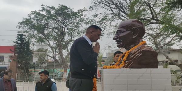 शहीद दिवस पर बापू को, दी श्रद्धांजलि, सत्य-अहिंसा के मार्ग पर चलने का लिया संकल्प
