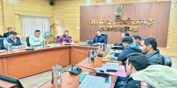 योजनाओं की धीमी प्रगति पर जिलाधिकारी सख्त, वेतन रोका