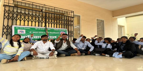 डीएसपीएमयू में दूसरे दिन प्रशासनि‍क हस्तक्षेप के बाद तालाबंदी समाप्‍त