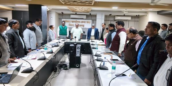 राजगढ़ःकलेक्ट्रेट में अमर शहीदों को दी श्रद्वांजलि, दो मिनट का मौन रखकर किया नमन
