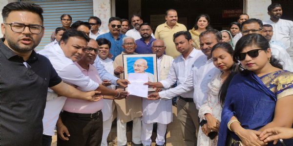 धमतरी : शराब दुकान में कांग्रेसियों का प्रदर्शन, महात्मा गांधी की पुण्यतिथि पर दुकान खुलने से नाराज़गी