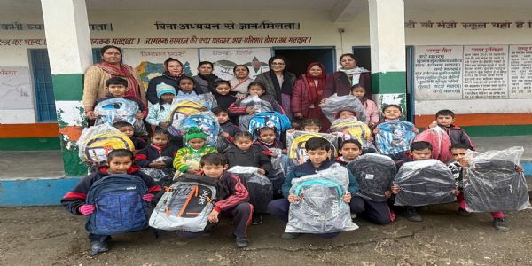 फौजी की पत्नी ने सेहली पाठशाला के बच्चों को बांटे स्कूल बैग