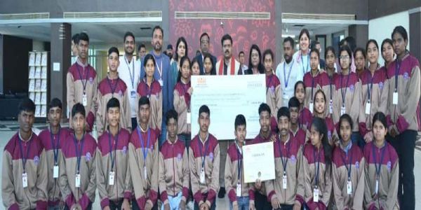 रायपुर : दिल्ली में आयोजित मॉडल यूथ ग्राम सभा में छत्तीसगढ़ के कोसमगुड़ा एकलव्य विद्यालय के युवाओं को मिला प्रथम पुरस्कार