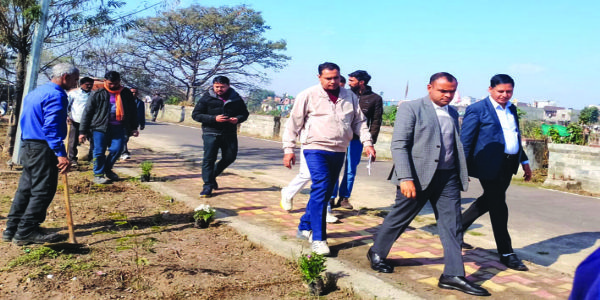 डीएम ने सिंहद्वार व कांवड़ पटरी मार्ग पर अतिक्रमण हटाने के दिए निर्देश