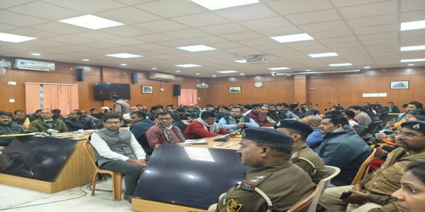 इंटरमीडिएट परीक्षा शुरू होने से 30 मिनट पूर्व ही परीक्षार्थियों को केंद्र में प्रवेश की मिलेगी अनुमति: डीएम