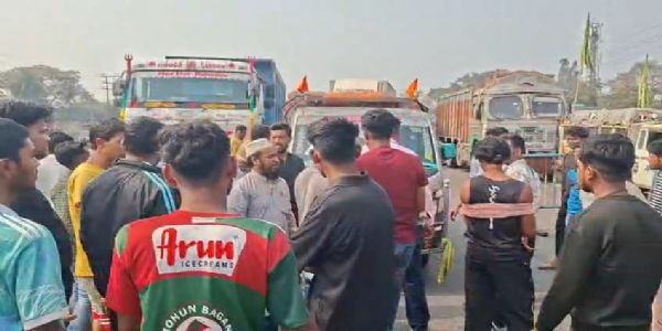 बेलगाम हाइवा ने एक राहगीर सहित पिकअप वैन को रोंदा