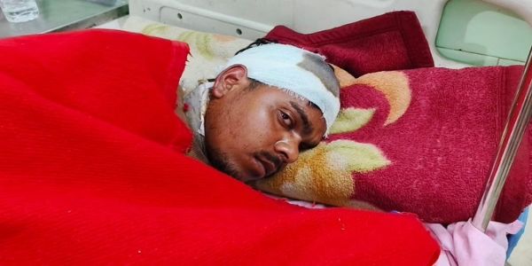 शराब छोड़ने की नसीहत बनी जानलेवा, बाप ने बेटे पर कुल्हाड़ी से किया हमला, गर्दन में लगे 14 टांके