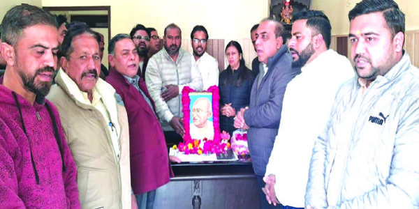 कांग्रेस कार्यकर्ताओं ने बापू को किया नमन