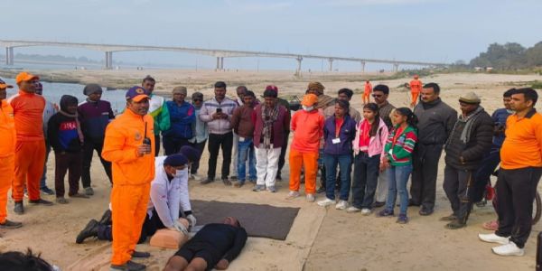 बाढ़ से पहले गंगा तट पर अभ्यास, एनडीआरएफ ने दिखाए बचाव के गुर