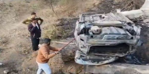 गुजरात के राजकोट में कार पुल से गिरी, लगी आग, तीन जिंदा जल गए