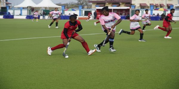 प्रतियोगिता में हॉकी खेलती बच्चियों की तस्वीर