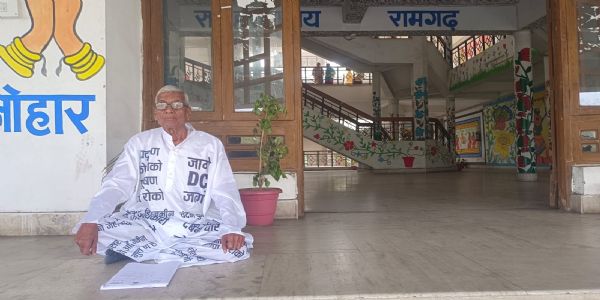 प्रदूषण और जमीन कब्जा के विरोध में पूर्व विधायक ने दिया धरना