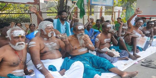 तमिलनाडुः सूखा राहत की मांग को लेकर किसानों के समूह ने मुंह में चूहे को पकड़कर प्रदर्शन किया