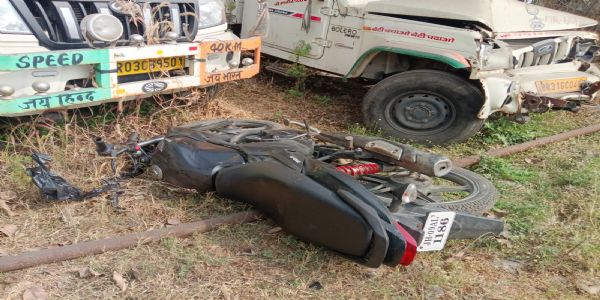 बोकारो में बाइक–ट्रक टक्कर, एक युवक की मौत, दो अन्य घायल