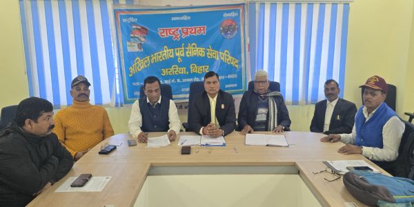 अपनी मांगों को लेकर अखिल भारतीय पूर्व सैनिक सेवा परिषद ने डीएम को सौंपा ज्ञापन