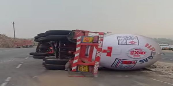 झाबुआ: एलपीजी गैस से भरा टैंकर पलटा, आवागमन डायवर्ट कर जांच में जुटी टीम