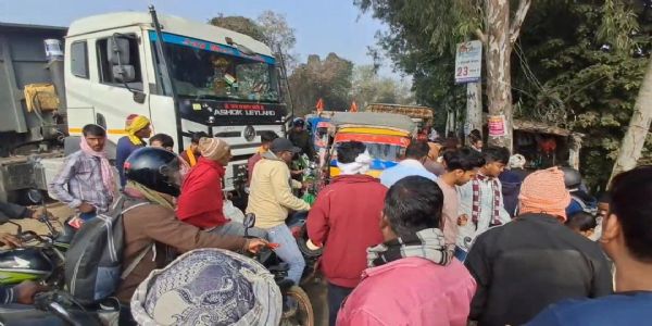 हाईवा खड़ी कर गिराई गई गिट्टी, भागलपुर–दुमका मुख्य मार्ग घंटों जाम