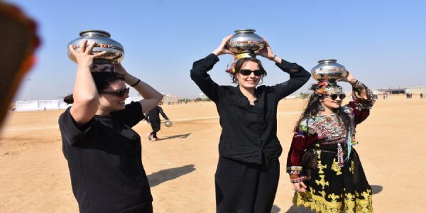 मरु महोत्सव : देशी-विदेशी सैलानियों में लहराता रहा जबर्दस्त उत्साह