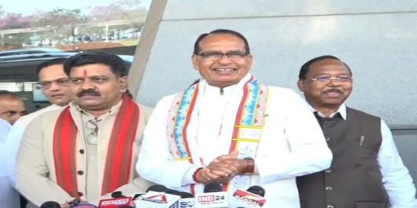 केन्द्रीय मंत्री शिवराज सिंह चौहान स्वामी विवेकानंद विमानतल रायपुर में पत्रकारों से चर्चा करते हुए केन्द्रीय मंत्री शिवराज सिंह चौहान स्वामी विवेकानंद विमानतल रायपुर में पत्रकारों से चर्चा करते हुए